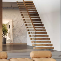 Escalier flottant sur mesure avec marches en chêne, design contemporain en métal