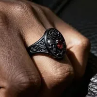 Bague de cocktail unisexe ZhuQian en alliage noir, squelette rose, style punk gothique, avec zircon rouge, idéale pour Halloween et anniversaires, bijoux de fête