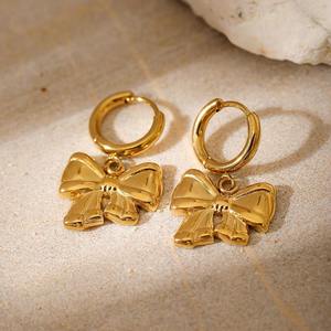 Pendientes <span class=keywords><strong>de</strong></span> Aro con Nudo <span class=keywords><strong>de</strong></span> Lazo Chapado en <span class=keywords><strong>Oro</strong></span> PVD <span class=keywords><strong>de</strong></span> 18K para Mujer, Novedad <span class=keywords><strong>de</strong></span> 2024 - Product Image 5