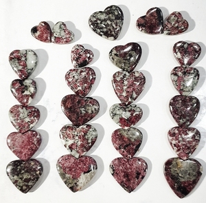 Cabujón de Eudialita Roja Natural en Forma de Corazón, Gema Suelta para Joyería de Colgantes - Product Image 1