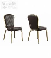 Chaise de banquet de luxe avec cadre en métal doré et dossier plissé marron, idéale pour événements, mariages, locations, hôtels et commandes en gros