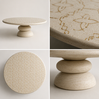 Table basse de luxe en travertin blanc, plateau rond en marbre naturel avec motif gravé, sur piétement colonne en galets empilés