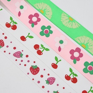 Cinta degradada multicolor con detalle impreso personalizado para un empaque de regalo festivo único - Product Image 3
