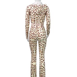 ชุดเซ็ตสองชิ้น เสื้อแจ็คเก็ตแขนยาวพิมพ์ลายเสือดาวประดับลูกปัดทรงสกินนี่ลำลองสำหรับผู้หญิงพร้อมฮู้ด และกางเกงขาบานพิมพ์ลายเสือดาว พร้อมโลโก้แบบกำหนดเอง - Product Image 4