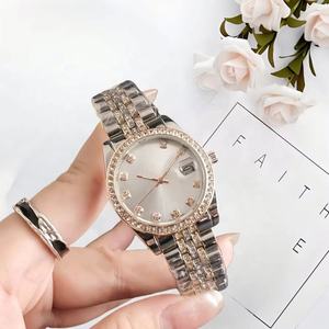 Montre élégante pour femmes en argent avec quartz, lunette incrustée de strass, index des heures en diamant, bracelet en acier inoxydable, montre tendance - Product Image 5