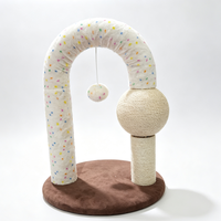 Arbre à chat mignon en forme de U avec arche en peluche, poteau à gratter en sisal coloré, boule suspendue, mobilier interactif pour chat