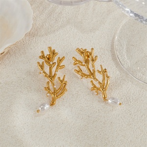 Boucles d'oreilles clous tendance vintage personnalisées en acier inoxydable plaqué or, hypoallergéniques, haut de gamme, avec perles de corail, pour femme, idéales pour un anniversaire - Product Image 4