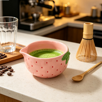 Ensemble de bols à matcha en céramique artisanale motif fraise, Chawan rose avec bec verseur, fouet en bambou, cuillère et support Chasen – Cadeau pour cérémonie du thé