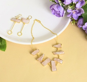 Collier élégant à l'éclat de rose pour femmes, bijoux floraux avec des accents roses, cadeau romantique parfait pour quelqu'un de spécial - Product Image 6