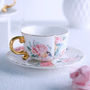 ถ้วยกาแฟเซรามิกดีไซน์สวยงามพร้อมจานรอง - ลายดอกโบตั๋นสีน้ำ ด้ามจับสีทอง รูปทรงไม่สมมาตร - Product Image 1