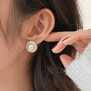 Eleganti Orecchini a Perno con Perle Imitate a Forma di Girasole, Gioielli da Donna di Lusso Leggero - Product Image 5