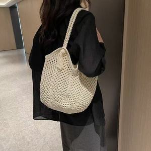 Sac de plage en corde de papier tressé au crochet pour femmes, vente en gros, léger, durable, fourre-tout tendance pour les vacances, les voyages et les activités de plein air - Product Image 5