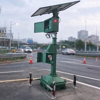Tour d'éclairage solaire mobile sur roues avec panneaux solaires et projecteur pour l'éclairage des chantiers de construction