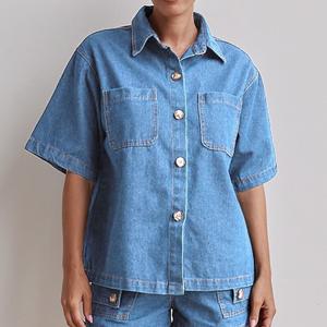 Set Due Pezzi in Denim Vintage Lavato di Alta Qualità per Donna, Elegante Camicetta con Bottoni e Shorts Casual in Jeans con Colletto e Maniche Corte - Product Image 2