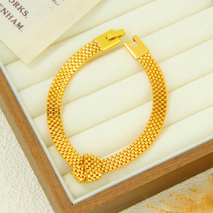 Nouvel Arrivage – Ensemble de Bijoux Dorés Tendance Plaqué Or 21 carats, Design Italien, Collier, Bracelet et Boucles d'Oreilles (3 pièces) pour Femme, Idéal pour Événements et Fêtes - Product Image 3