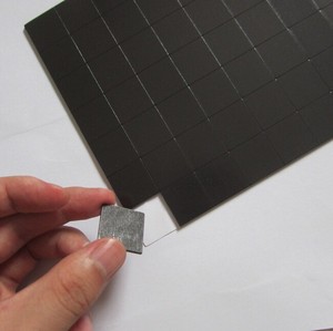 Carré de feuilles magnétiques découpées flexibles personnalisées avec support auto-adhésif - Product Image 1