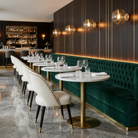 Ensemble de meubles de restaurant de luxe moderne : banquette capitonnée en velours vert émeraude, table et chaises droites pour hôtel et salon