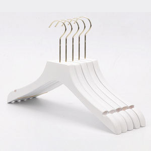 Perchas de <span class=keywords><strong>madera</strong></span> negras personalizadas con LOGO, gancho cuadrado dorado, para pantalones, camisas, con barras blancas estables para ropa de armario - Product Image 3