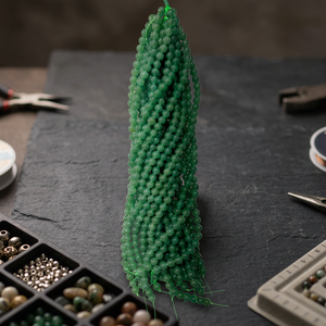 Adorno de Plumas Teñidas de Ónix Verde Natural de 8mm en Hilo Suelto para Decoración de Bodas - Product Image 1