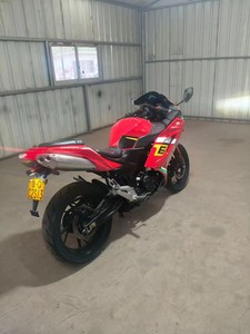 Modèle Kawasaki <span class=keywords><strong>H2</strong></span> avec un moteur de 400 cm³, doté d'un design élégant qui permet aux débutants de manierer et de conduire facilement une moto à essence - Product Image 2