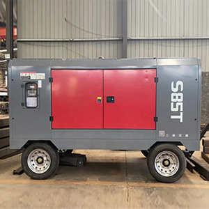 Compresseur d'air S85T Compresseur d'air portable à vis diesel Utilisation dans les trous de forage Core Mining Compresseur d'air à vis <span class=keywords><strong>S85D</strong></span> - Product Image 1