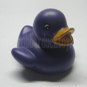 7 سنتيمتر الترويجية الأرجواني بطة من المطاط مع مخصص شعار بصمة ، صار الطفل الأرجواني لعبة بطة الحمّام ، الترويجي العائمة الفينيل الأرجواني بطة - Product Image 5