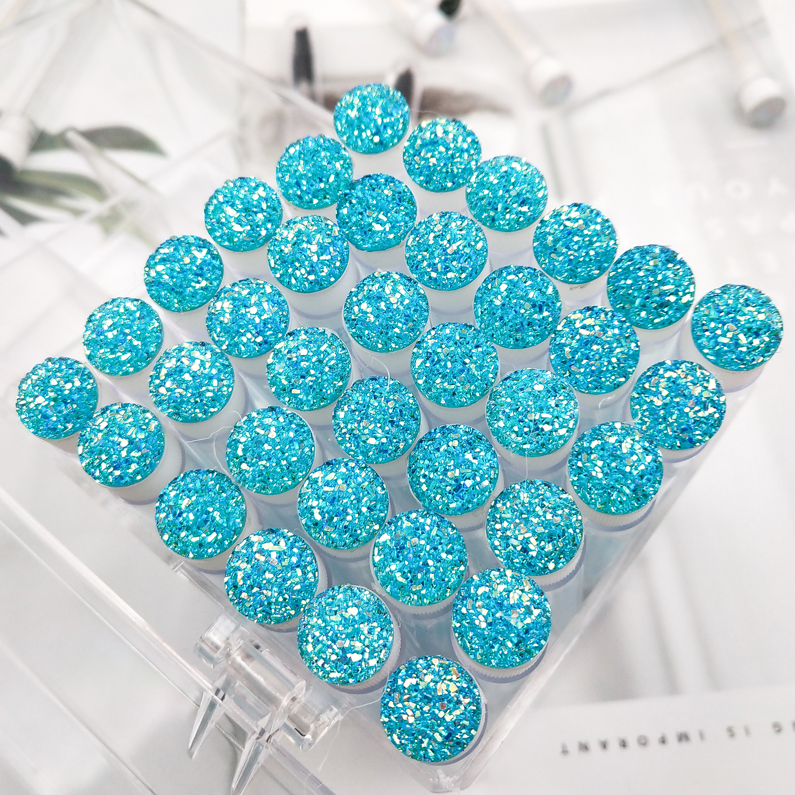 pinceau à sourcils avec tube bleu