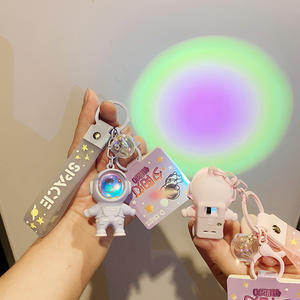 Botu कार्टून अंतरिक्ष यात्री प्रकाश चमक चाबी का गुच्छा सूर्यास्त प्रकाश चमकदार चाबी का गुच्छा महिला प्यारा अंतरिक्ष अंतरिक्ष यात्री जोड़ी कुंजी श्रृंखला बैग हान - Product Image 3