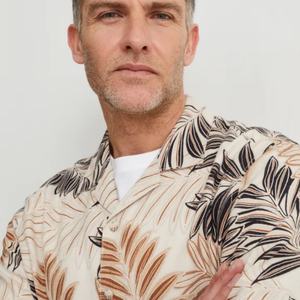 Camisa Hawaiana de Manga Corta para Hombre, con Cuello Abotonado, de Poliéster Satinado de Secado Rápido, con Estampado por Sublimación y Diseño de Logotipo Personalizado - Product Image 3