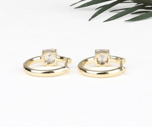 Pendientes de aro estilo bohemio, tipo huggie para cartílago, en oro y plata, con diamantes de talla brillante y corte cojín, delicados y pequeños, para compromiso y boda. - Product Image 4
