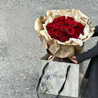 Sac cadeau carré personnalisé en gros, écologique, de luxe, avec logo doré à chaud et cordon de serrage, motif floral