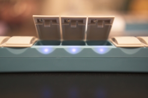 Organizador de pastillero de recordatorio fácil, sensores inteligentes con alarma suave solo si pierde una dosis o abre un día incorrecto - Product Image 3