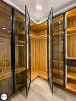Armoire moderne en verre sur mesure de luxe avec éclairage LED et tiroirs de rangement pour projets résidentiels haut de gamme