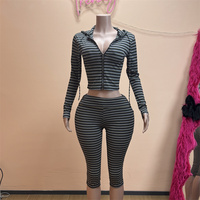 Survêtement rayé à capuche zippé pour femme, ensemble deux pièces, haut court à manches longues et pantalon capri assorti