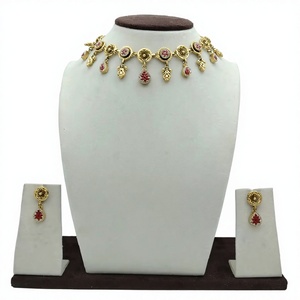 Conjunto de Collar Gargantilla Minimalista de Plata Tradicional con Gotas de Piedra Roja y Pendientes a Juego - Product Image 3