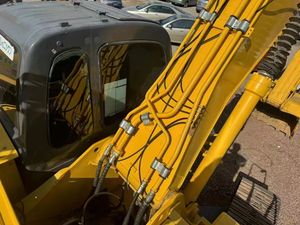 Excavadora de cadenas mediana Kobelco SK260 en excelentes condiciones de trabajo, modelo 2022, alta calidad, original, 26 toneladas, usada, con motor y caja de cambios. - Product Image 4