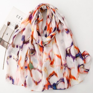 Écharpe longue de plage pour femme, design de marque, style hijab, imprimée à paillettes dorées vintage, avec pompons - Product Image 2