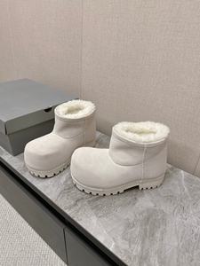 Botas de nieve personalizadas de lujo para parejas, impermeables y cálidas, con suela gruesa de cuero genuino. - Product Image 2