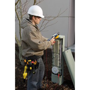 Analyseur de réseau portable Fluke Networks Ts52 Pro avec écran LCD, alimenté par batterie, et pinces de test à broche perforante - Product Image 6