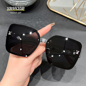 Occhiali da Sole da Donna Roman Brand con Montatura Grande Quadrata, Motivo a Rombi Intagliato, Aste Sottili e LOGO Diamantato, Colorati per Viaggi - Product Image 1