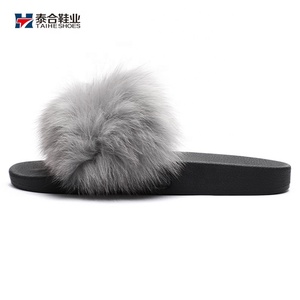 Vente en gros de pantoufles moelleuses pour la maison et les loisirs pour femmes tongs avec logo personnalisé semelle intérieure en poils de renard EVA/PU chaussure supérieure antidérapante - Product Image 4