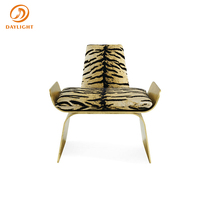 Fauteuil lounge cantilever moderne avec structure en bois courbé en forme de L, fauteuil d'appoint rembourré à imprimé animal pour hall d'hôtel et salle d'exposition
