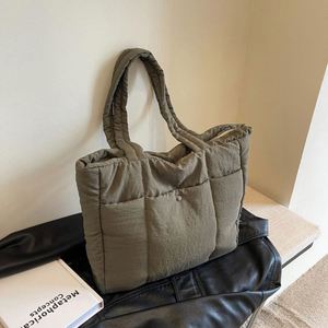 Sac fourre-tout matelassé léger et tendance de grande capacité pour femmes, idéal pour le transport – Vente en gros personnalisée - Product Image 5