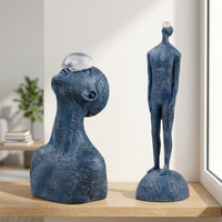 Sculpture artisanale nordique abstraite en résine bleue, représentant un homme réfléchissant, avec boule de verre, figurine d'art moderne pour la décoration d'étagères de maison ou de bureau