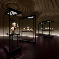 Vitrine de luxe légère rétro italienne avec éclairage LED, comptoir en verre durable de haute qualité pour mobilier de bijouterie