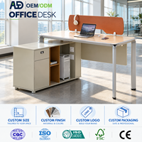 Bureau de travail moderne blanc, table d'ordinateur avec cadre, poste de travail exécutif simple pour bureau de direction