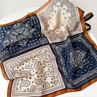 Syal Kopi Warna Cokelat 70*70cm Motif Rantai Huruf Aksesoris Syal Kacang Mete Syal Musim Semi Gugur Ikat Pinggang Ikat Rambut Wanita