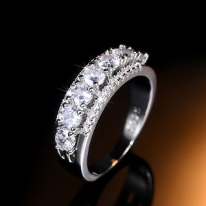 Elegante Anello con Fascia in Zirconi, Gioiello Minimalista da Donna, Accessorio Chic per Uso Quotidiano, Regalo Raffinato - Product Image 1
