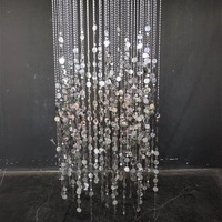 Toile de fond scénique élégante et brillante, rideau suspendu en paillettes argentées et perles pour la décoration d’événements et de banquets
