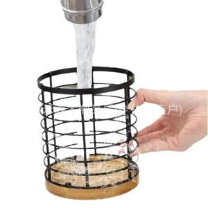 Porte-ustensiles de cuisine en fil métallique noir avec base en bois d'acacia, adapté à 6 grands ustensiles de cuisine sur la planche de travail. - Product Image 2